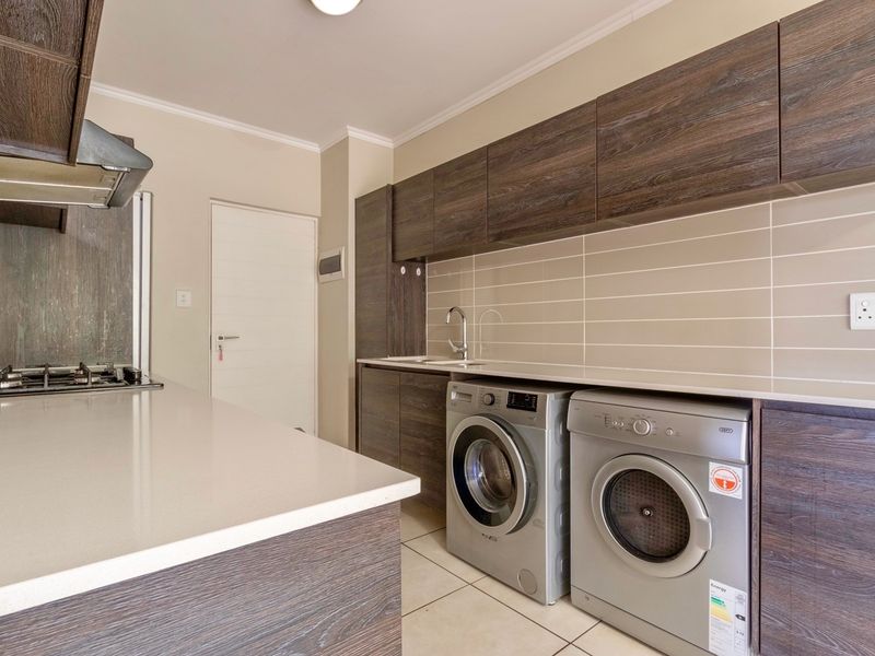 Modern 1-Bedroom Apartment With Kitchen Appliances in Johannnesburg South - Photo 3