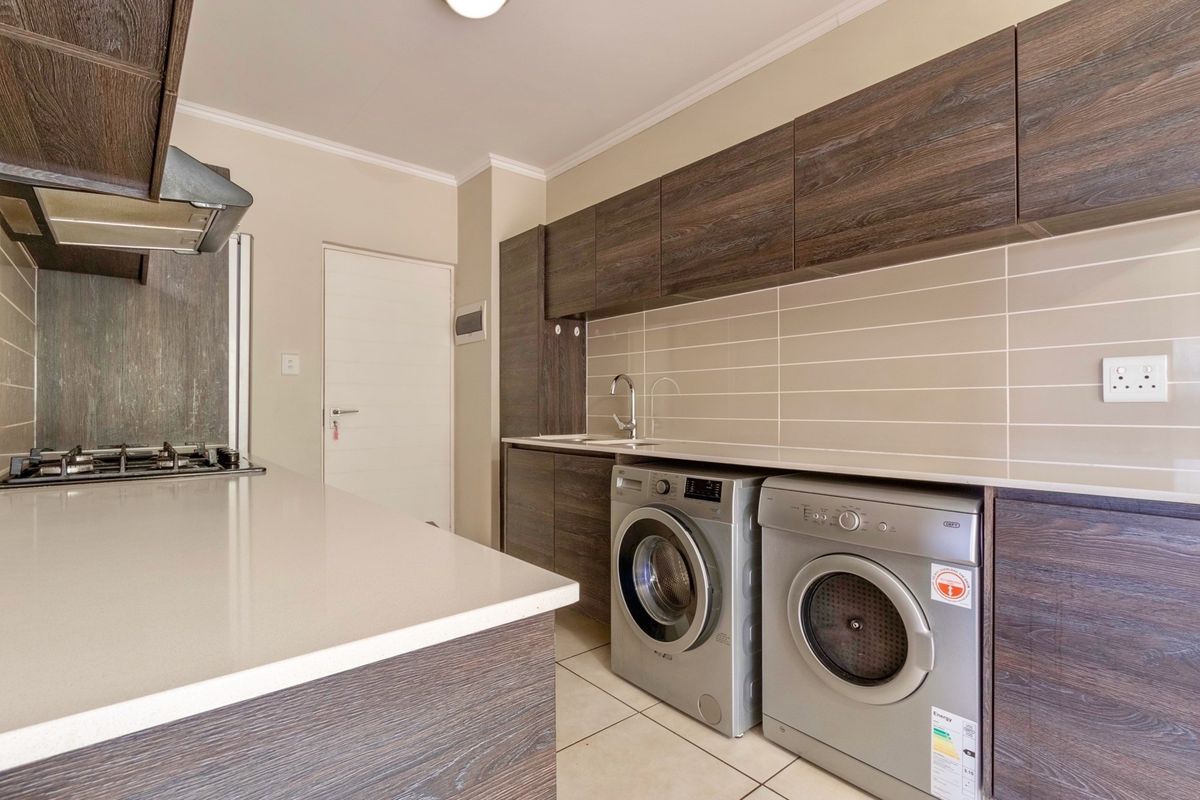 Modern 1-Bedroom Apartment With Kitchen Appliances in Johannnesburg South - Photo 3