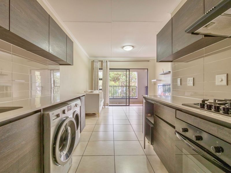 Modern 1-Bedroom Apartment With Kitchen Appliances in Johannnesburg South - Photo 5