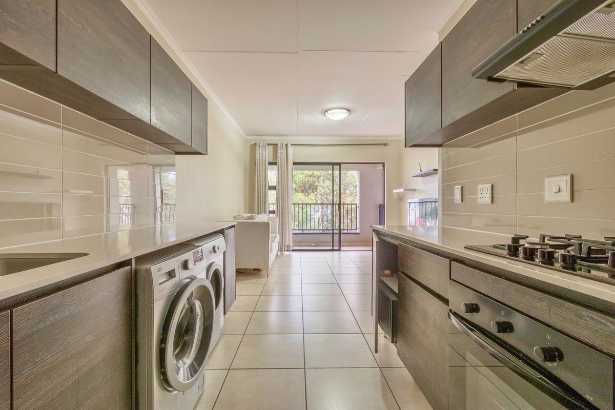 Modern 1-Bedroom Apartment With Kitchen Appliances in Johannnesburg South - Photo 5