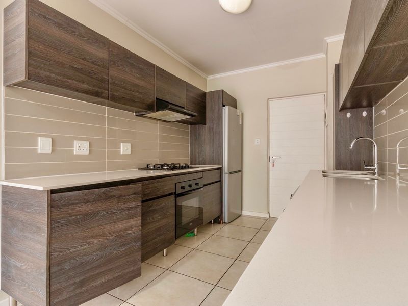 Modern 1-Bedroom Apartment With Kitchen Appliances in Johannnesburg South - Photo 2