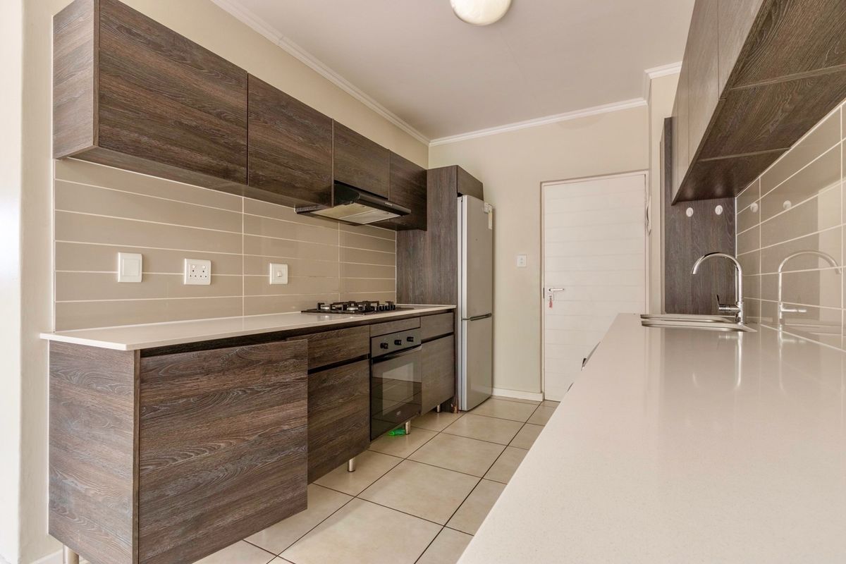 Modern 1-Bedroom Apartment With Kitchen Appliances in Johannnesburg South - Photo 2