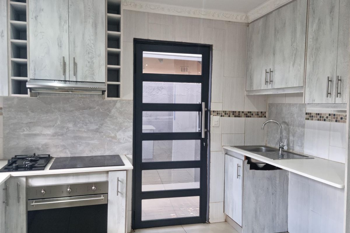 Gorgeous, Modern, 3 Bed, 2 Bath Home in a Cul-de-sac in Mmesi Park (Dobsonville) - Photo 2