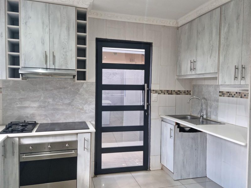 Gorgeous, Modern, 3 Bed, 2 Bath Home in a Cul-de-sac in Mmesi Park (Dobsonville) - Photo 2