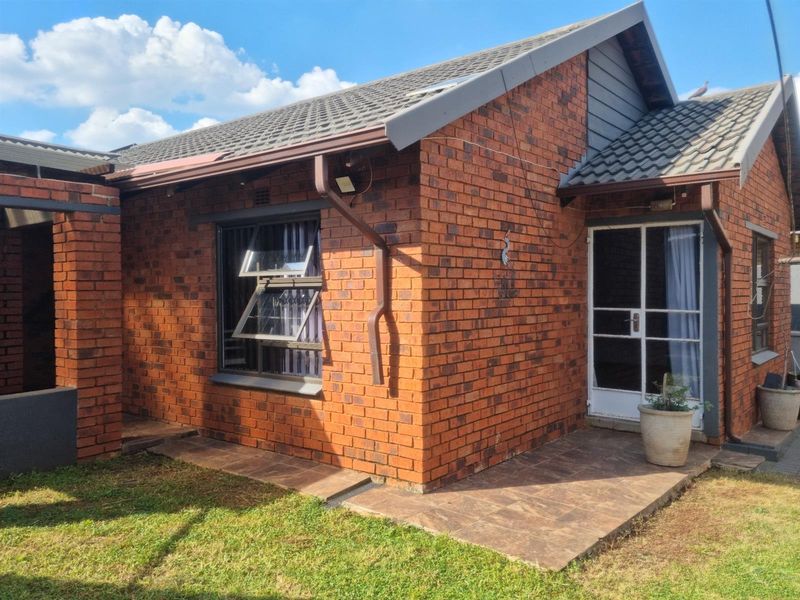 Gorgeous, Modern, 3 Bed, 2 Bath Home in a Cul-de-sac in Mmesi Park (Dobsonville) - Photo 2