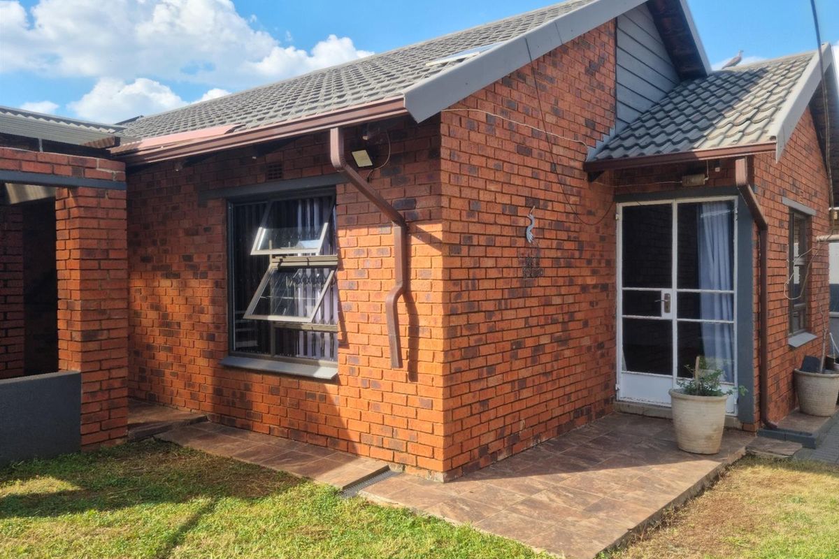Gorgeous, Modern, 3 Bed, 2 Bath Home in a Cul-de-sac in Mmesi Park (Dobsonville) - Photo 2
