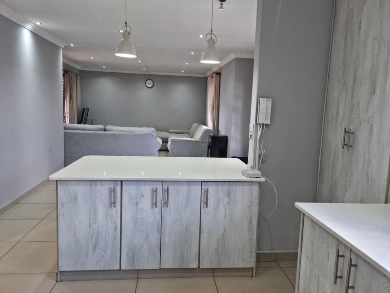 Gorgeous, Modern, 3 Bed, 2 Bath Home in a Cul-de-sac in Mmesi Park (Dobsonville) - Photo 10