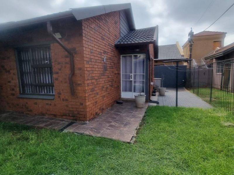 Gorgeous, Modern, 3 Bed, 2 Bath Home in a Cul-de-sac in Mmesi Park (Dobsonville) - Photo 6