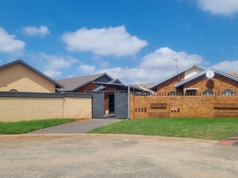 Gorgeous, Modern, 3 Bed, 2 Bath Home in a Cul-de-sac in Mmesi Park (Dobsonville) - Photo 5