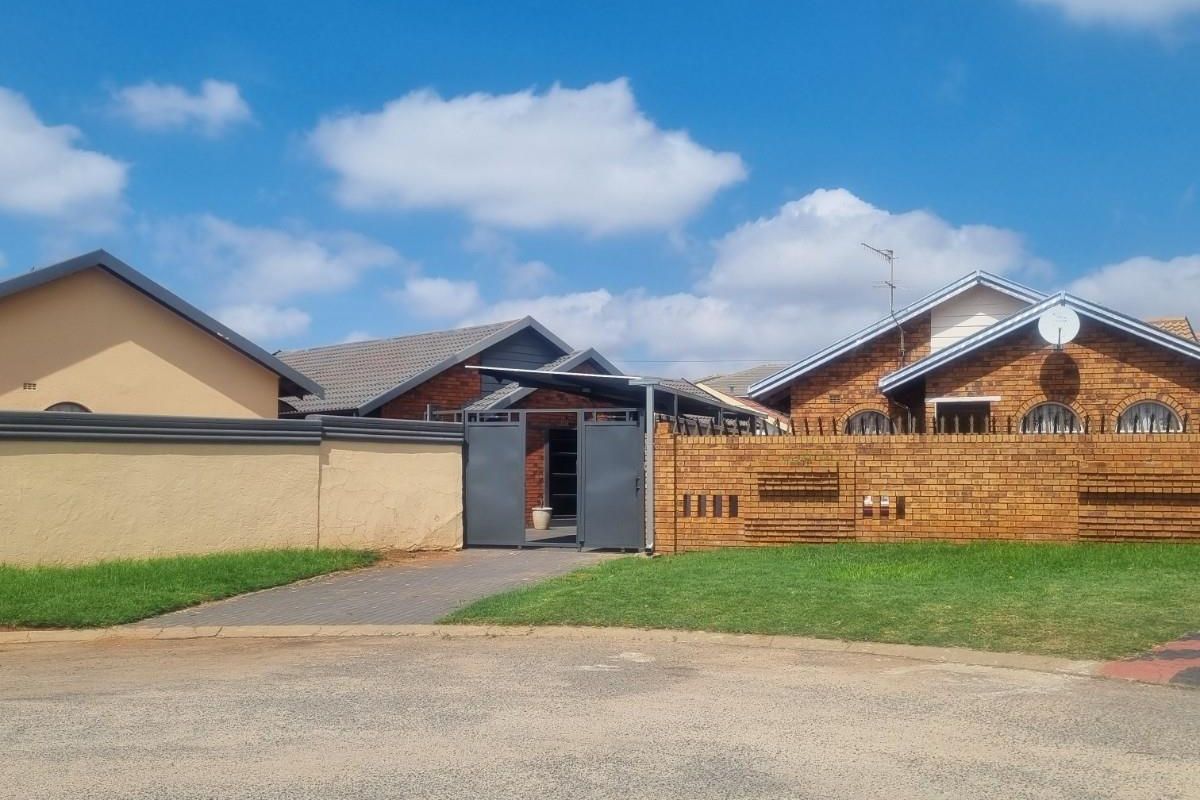 Gorgeous, Modern, 3 Bed, 2 Bath Home in a Cul-de-sac in Mmesi Park (Dobsonville) - Photo 5