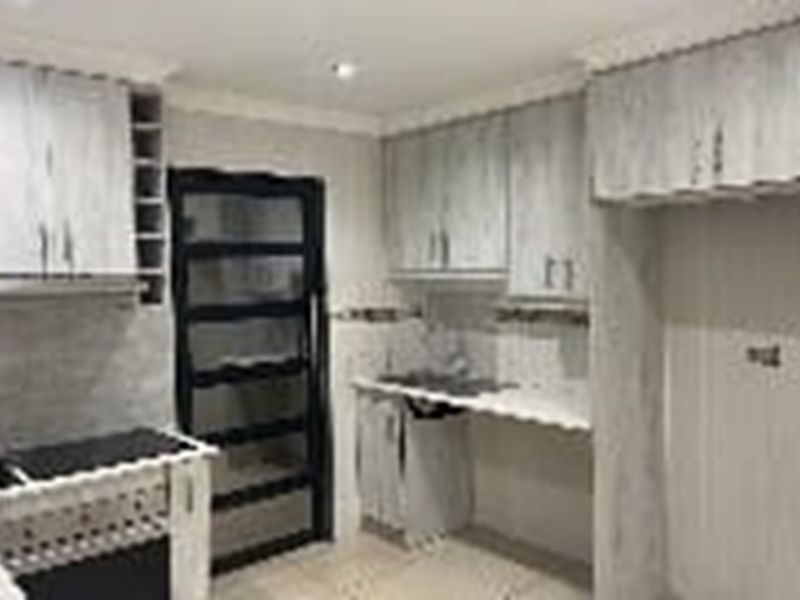 Gorgeous, Modern, 3 Bed, 2 Bath Home in a Cul-de-sac in Mmesi Park (Dobsonville) - Photo 4