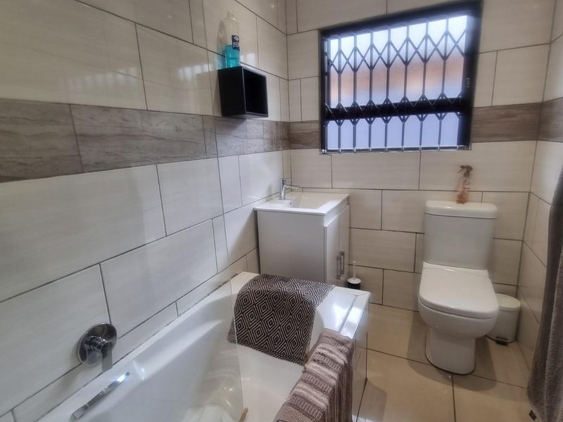 Gorgeous, Modern, 3 Bed, 2 Bath Home in a Cul-de-sac in Mmesi Park (Dobsonville) - Photo 9