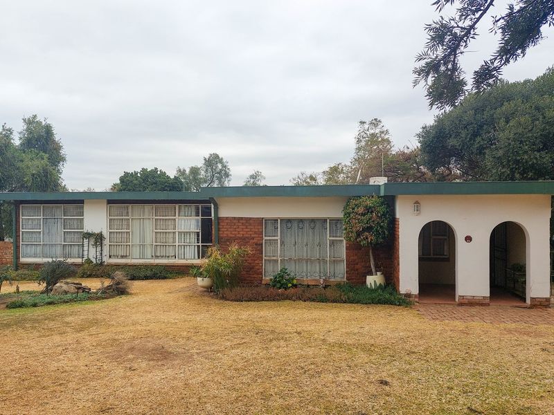 Spacious 4-Bedroom Home on Large Stand in Erasmia - Photo 2