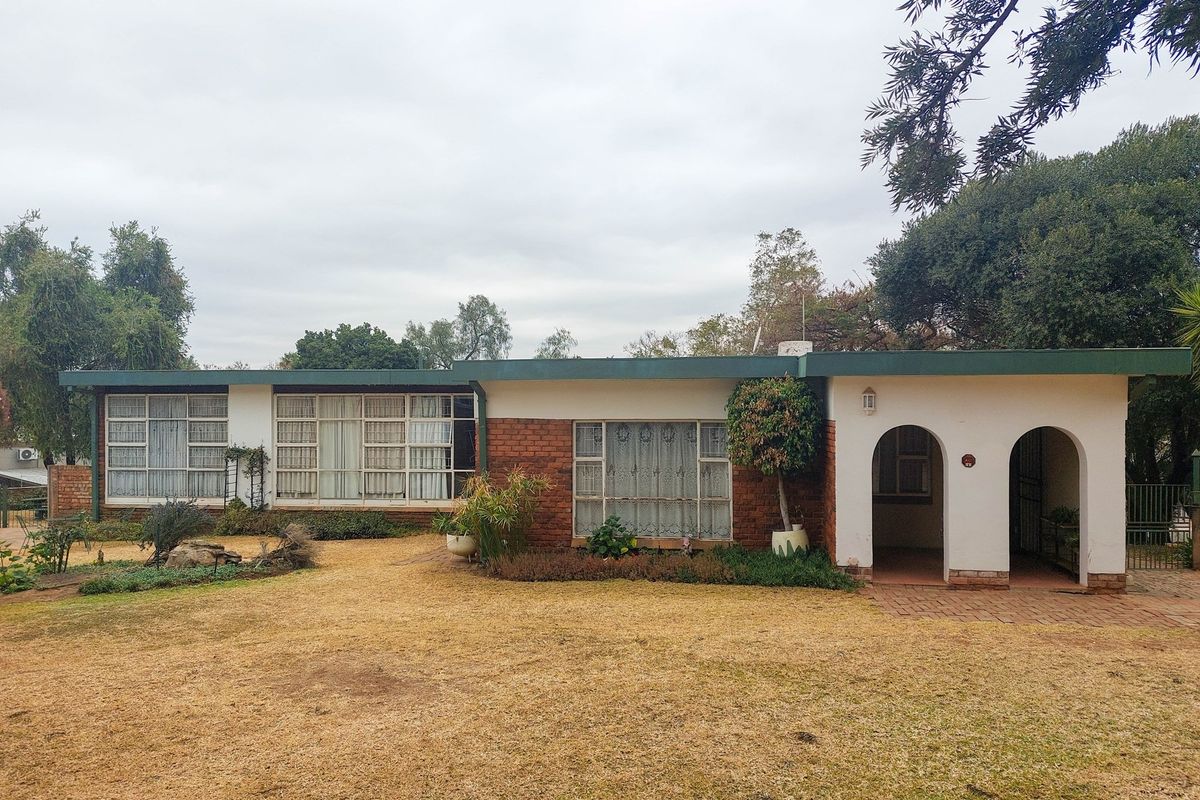 Spacious 4-Bedroom Home on Large Stand in Erasmia - Photo 2