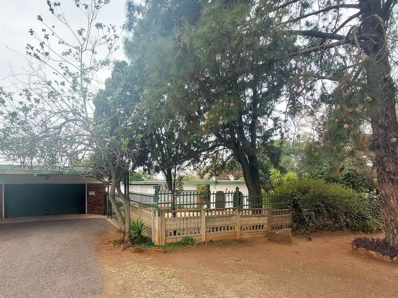 Spacious 4-Bedroom Home on Large Stand in Erasmia - Photo 3