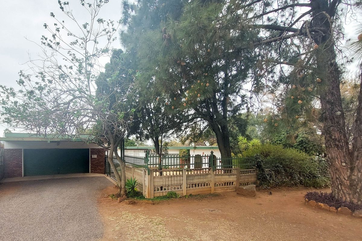 Spacious 4-Bedroom Home on Large Stand in Erasmia - Photo 3