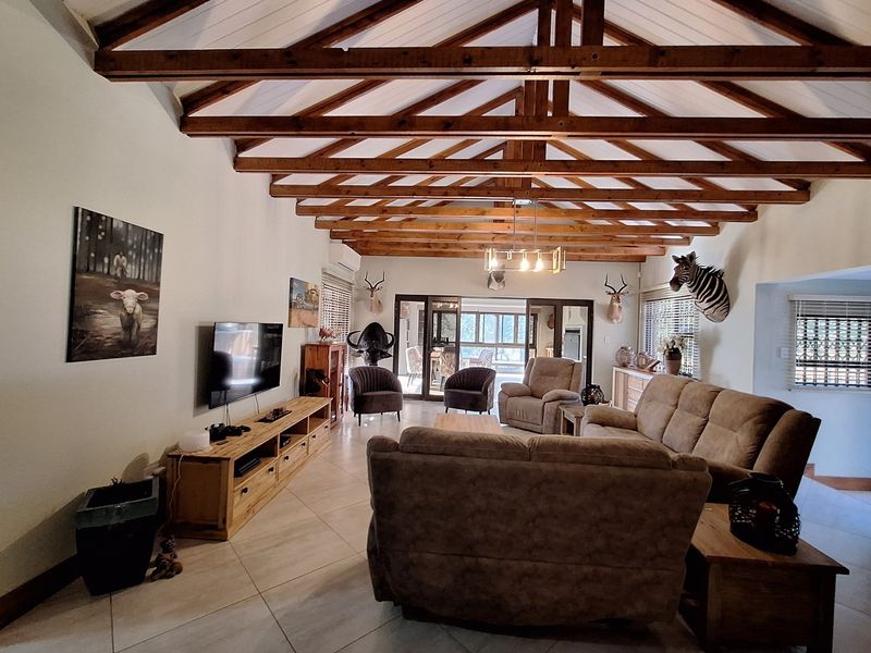 A BUSHVELD MASTERPIECE WITH UNMATCHED FLOW, LUXURY & LOCATION - KRANSPOORT GOLF ESTATE - Photo 2