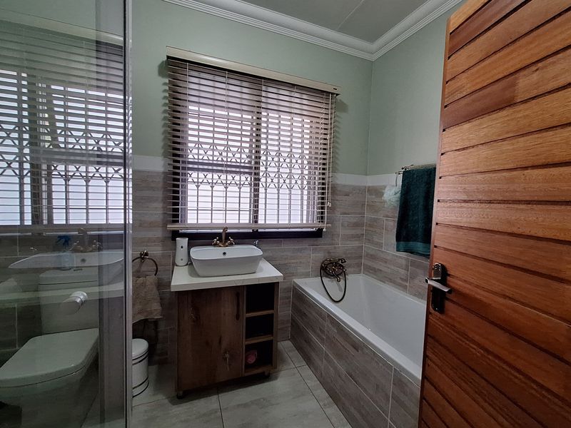 A BUSHVELD MASTERPIECE WITH UNMATCHED FLOW, LUXURY & LOCATION - KRANSPOORT GOLF ESTATE - Photo 9