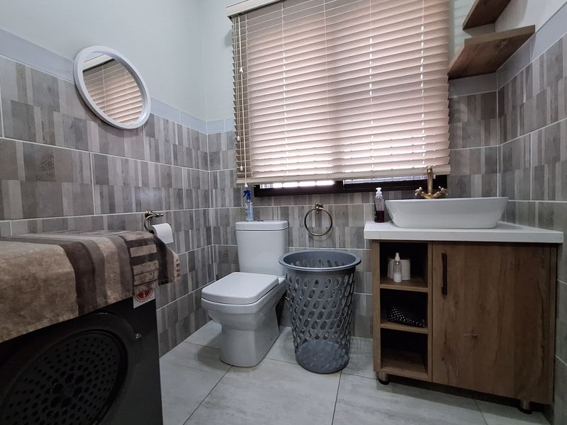 A BUSHVELD MASTERPIECE WITH UNMATCHED FLOW, LUXURY & LOCATION - KRANSPOORT GOLF ESTATE - Photo 8