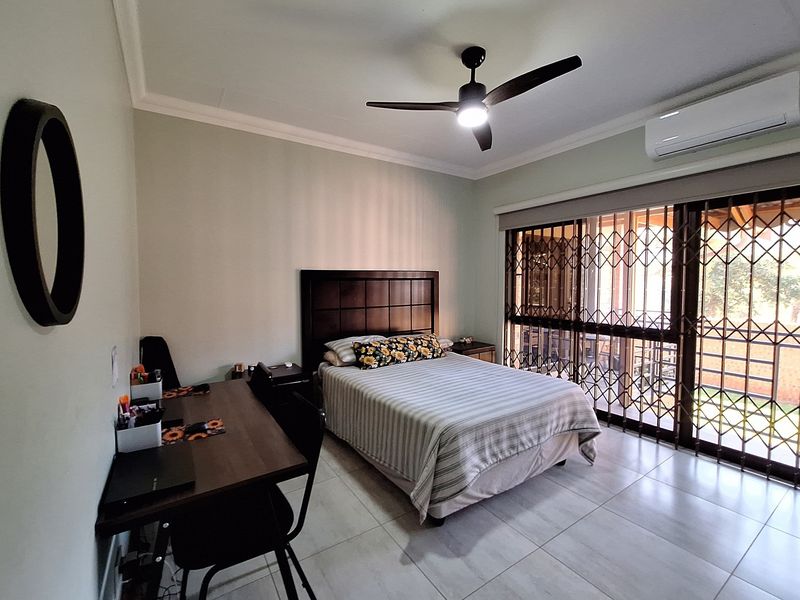 A BUSHVELD MASTERPIECE WITH UNMATCHED FLOW, LUXURY & LOCATION - KRANSPOORT GOLF ESTATE - Photo 6