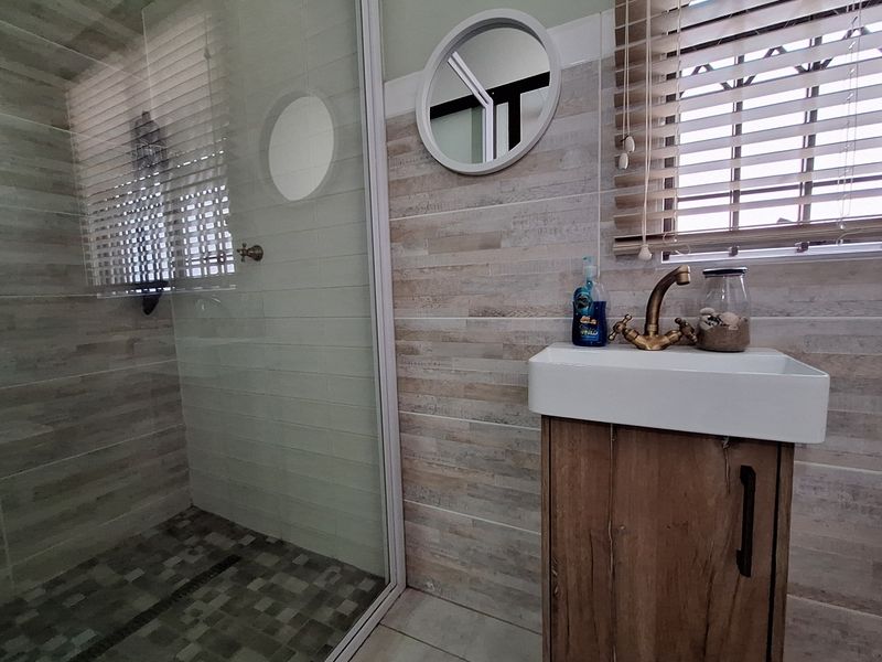 A BUSHVELD MASTERPIECE WITH UNMATCHED FLOW, LUXURY & LOCATION - KRANSPOORT GOLF ESTATE - Photo 10