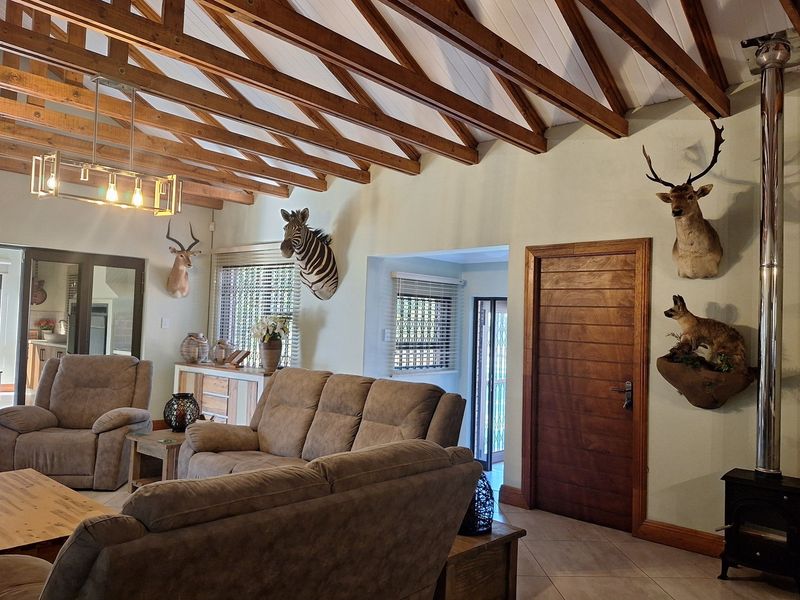 A BUSHVELD MASTERPIECE WITH UNMATCHED FLOW, LUXURY & LOCATION - KRANSPOORT GOLF ESTATE - Photo 4