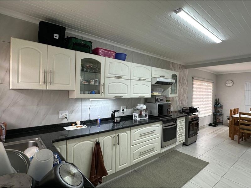 Move-In Ready Corner Unit with Extras. - Photo 10