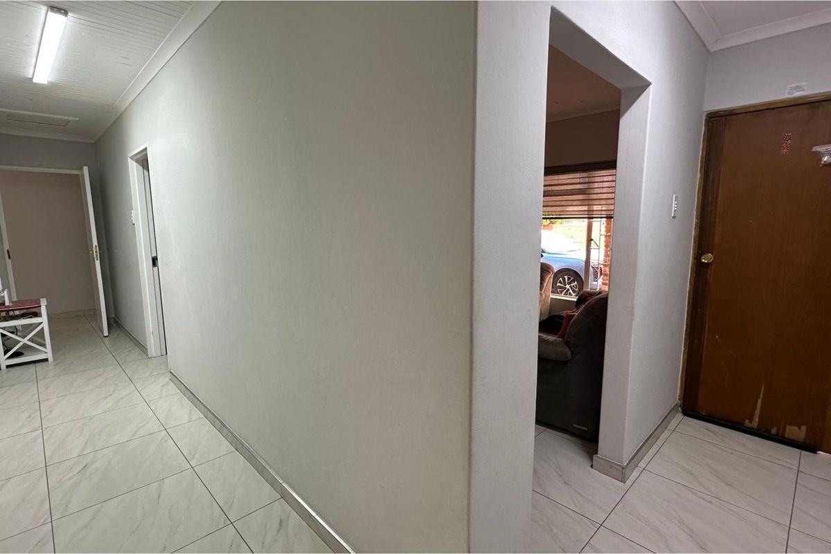 Move-In Ready Corner Unit with Extras. - Photo 4