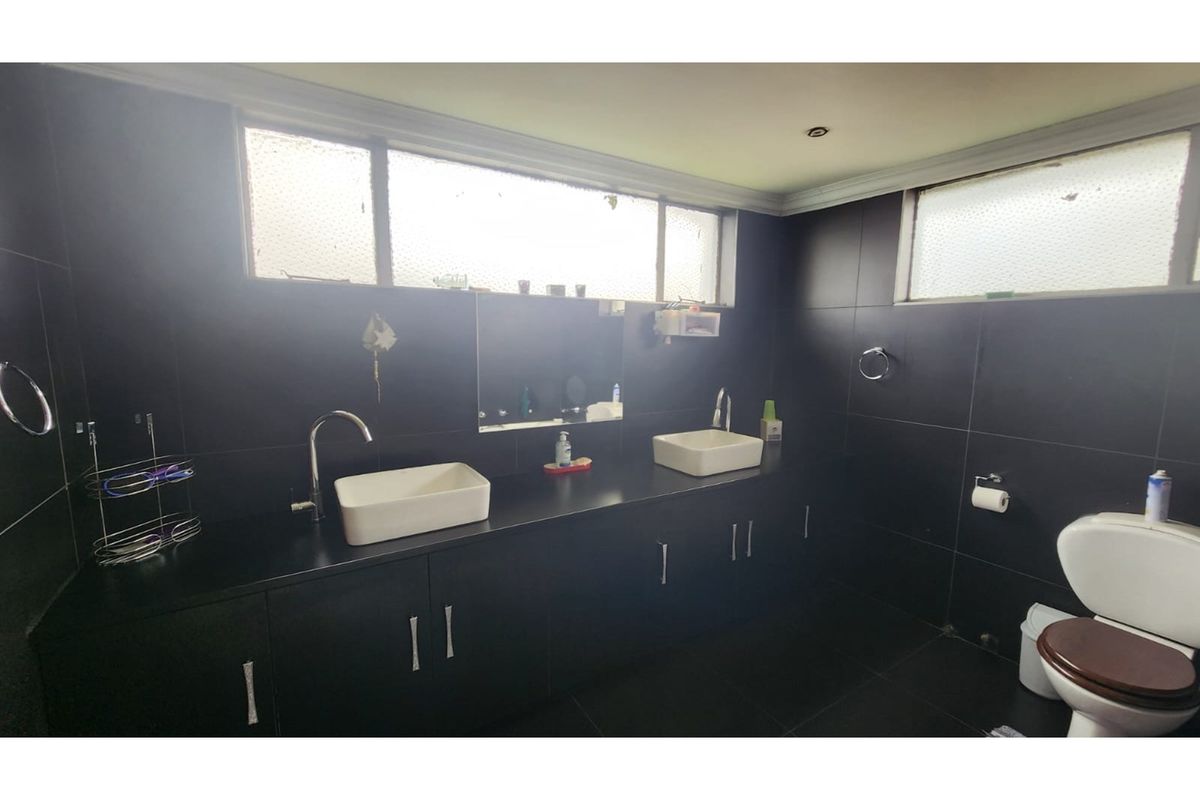 Spacious Double-Storey Family Home with Premium Entertainment Features - Photo 4