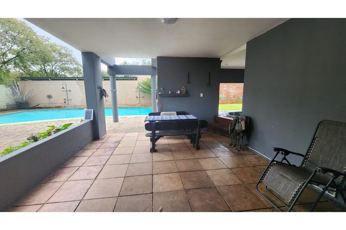 Spacious Double-Storey Family Home with Premium Entertainment Features - Photo 2