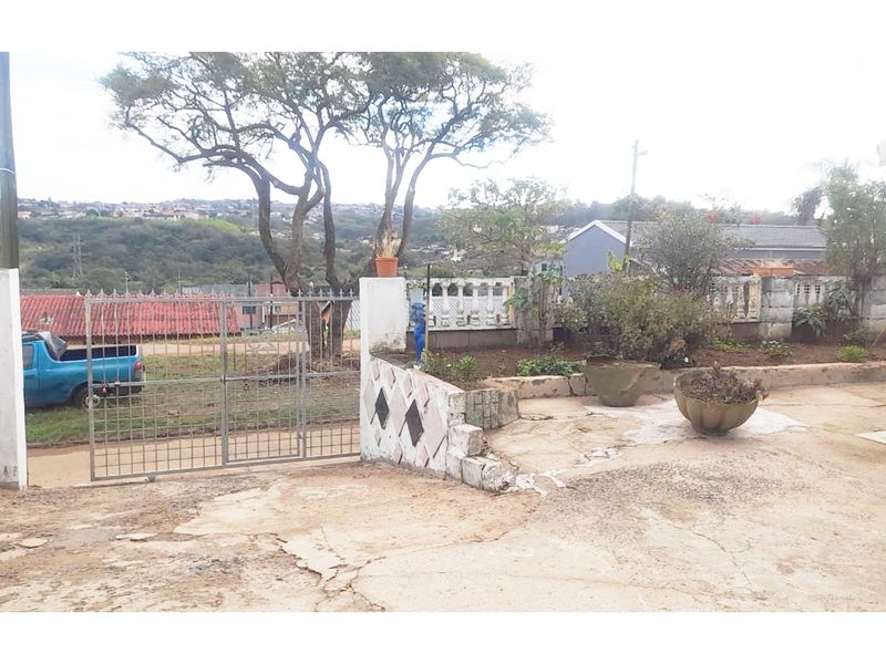 "Charming 3-Bed 1 Bath Home for Sale in Clayfield - Safe Secure Home! 305sqm - Photo 9