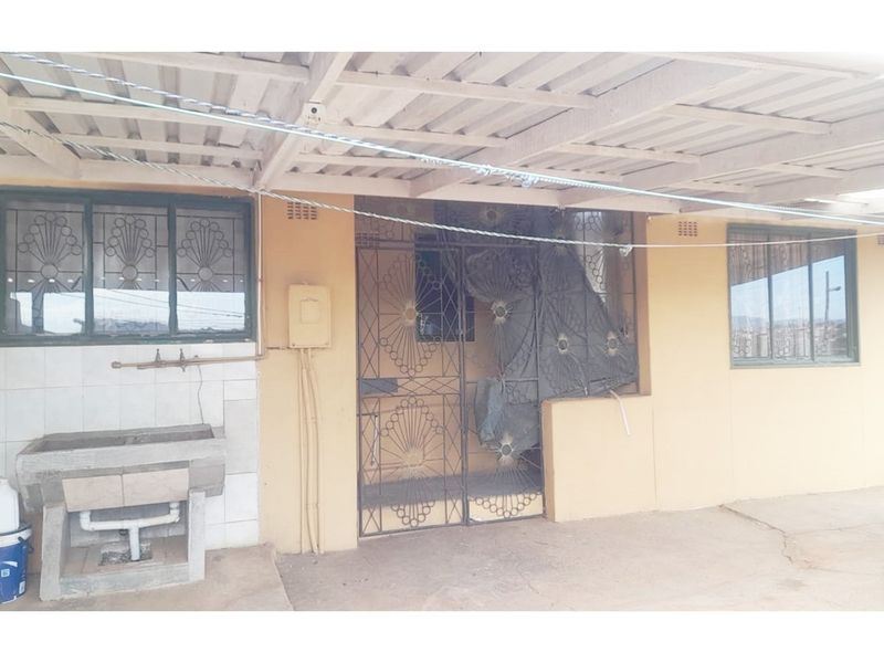 "Charming 3-Bed 1 Bath Home for Sale in Clayfield - Safe Secure Home! 305sqm - Photo 10