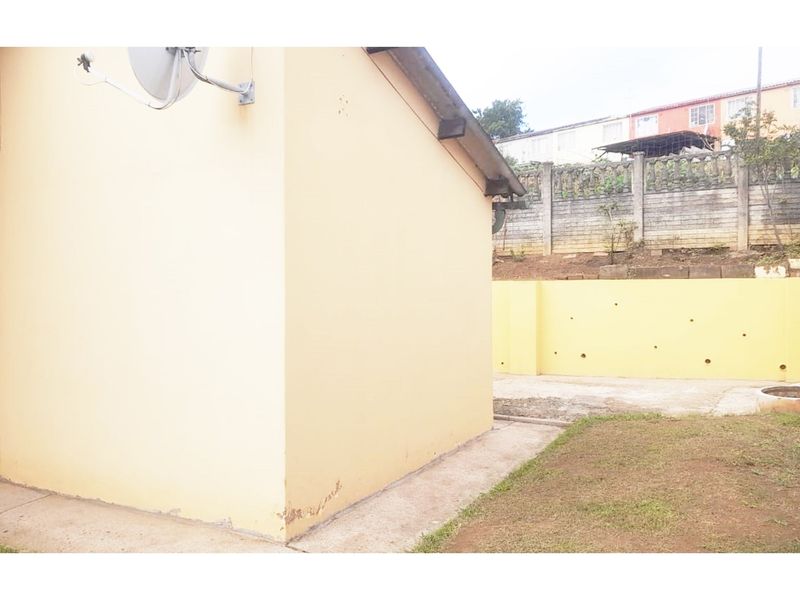 "Charming 3-Bed 1 Bath Home for Sale in Clayfield - Safe Secure Home! 305sqm - Photo 6