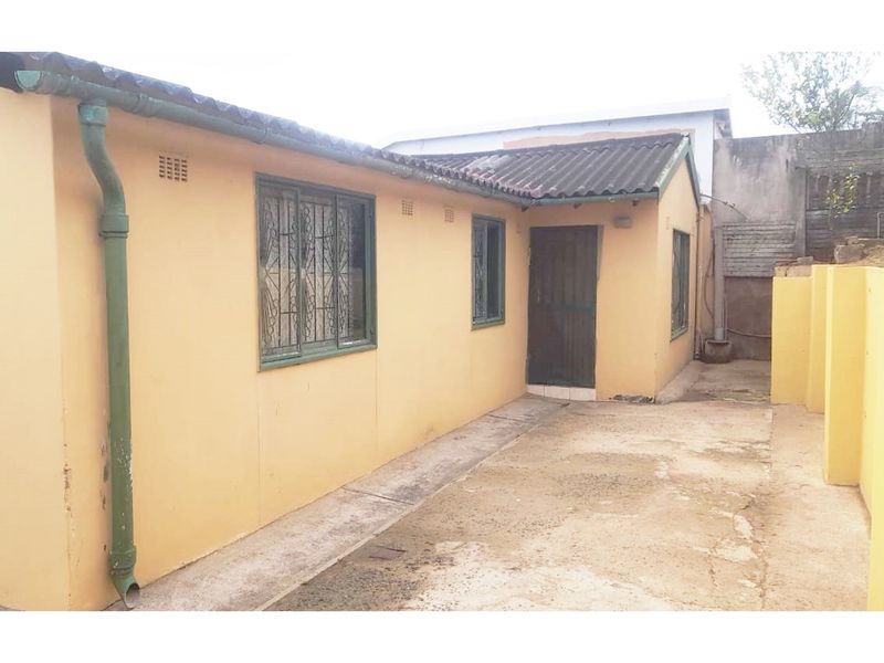 "Charming 3-Bed 1 Bath Home for Sale in Clayfield - Safe Secure Home! 305sqm - Photo 2