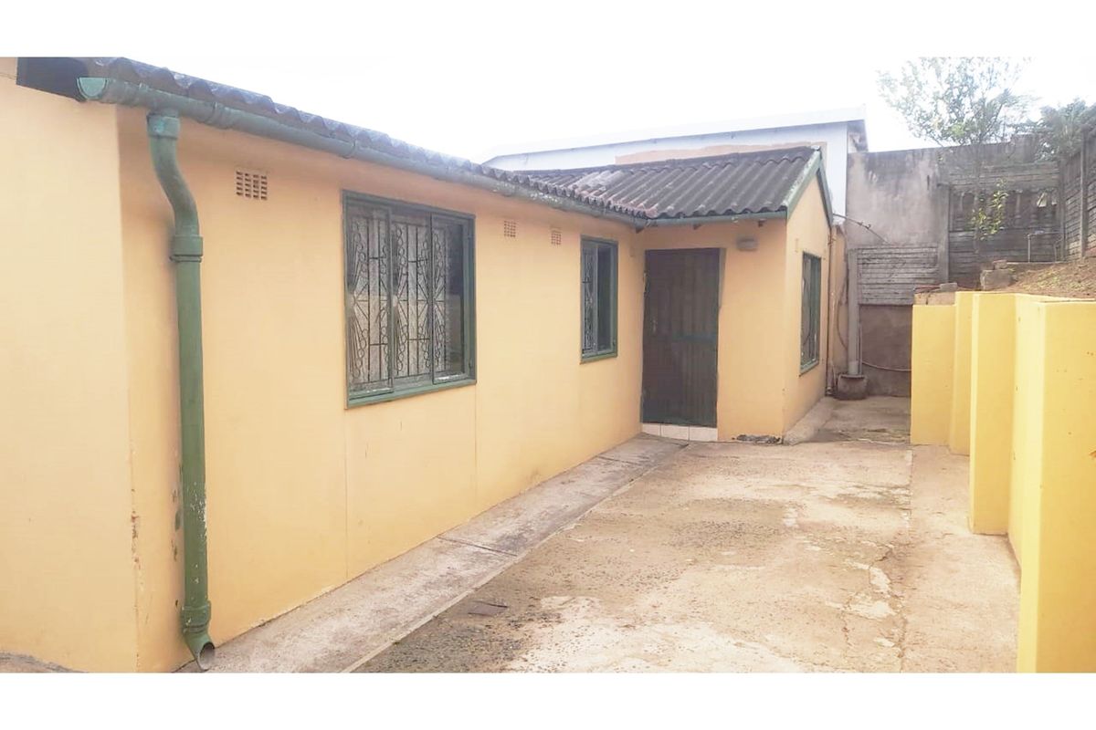 "Charming 3-Bed 1 Bath Home for Sale in Clayfield - Safe Secure Home! 305sqm - Photo 2