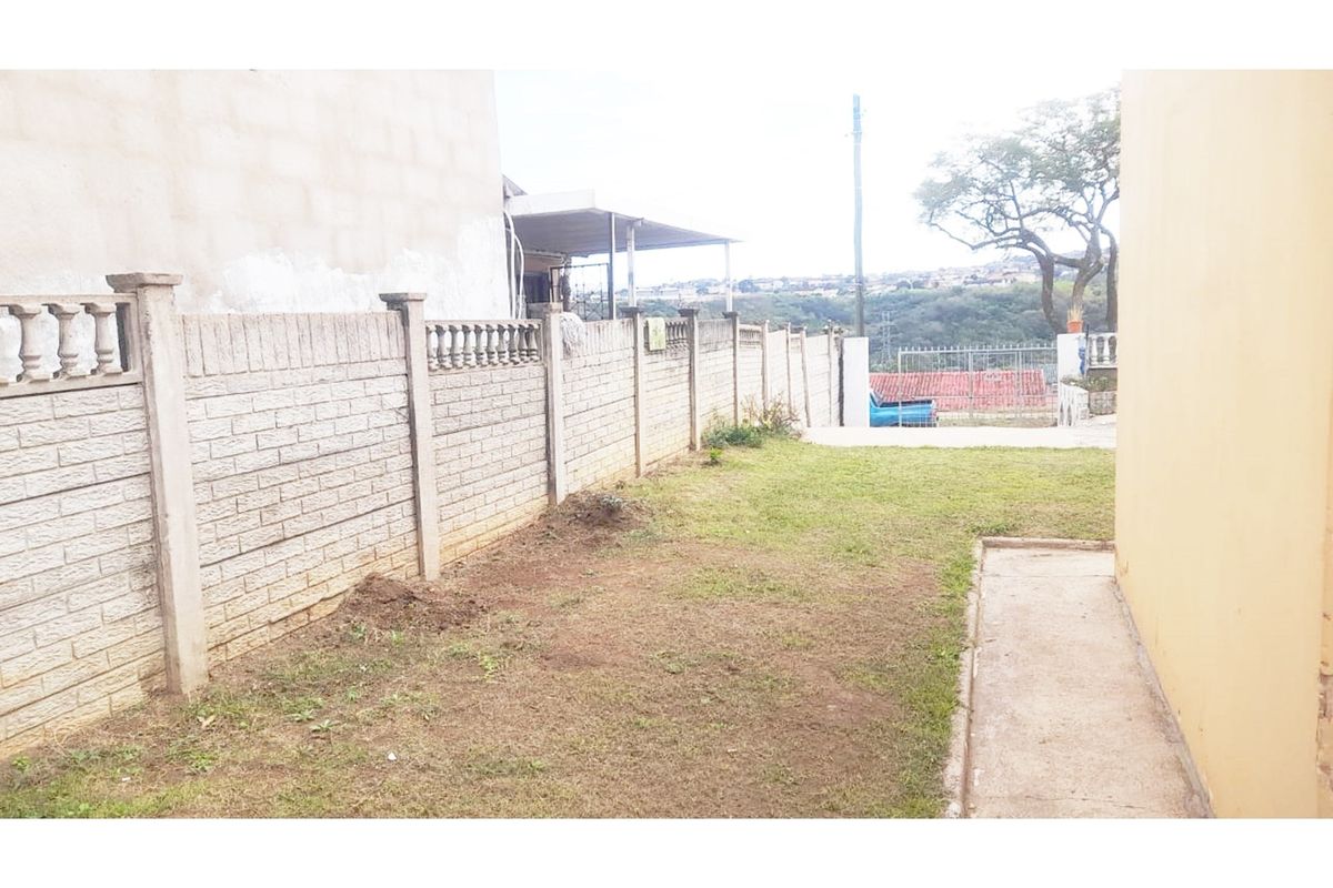 "Charming 3-Bed 1 Bath Home for Sale in Clayfield - Safe Secure Home! 305sqm - Photo 5