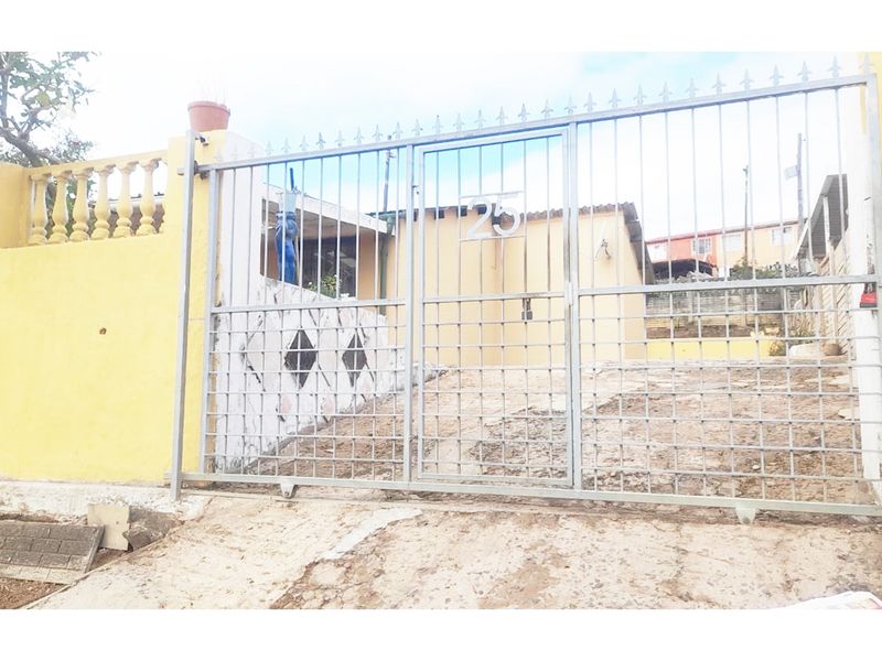 "Charming 3-Bed 1 Bath Home for Sale in Clayfield - Safe Secure Home! 305sqm - Photo 3