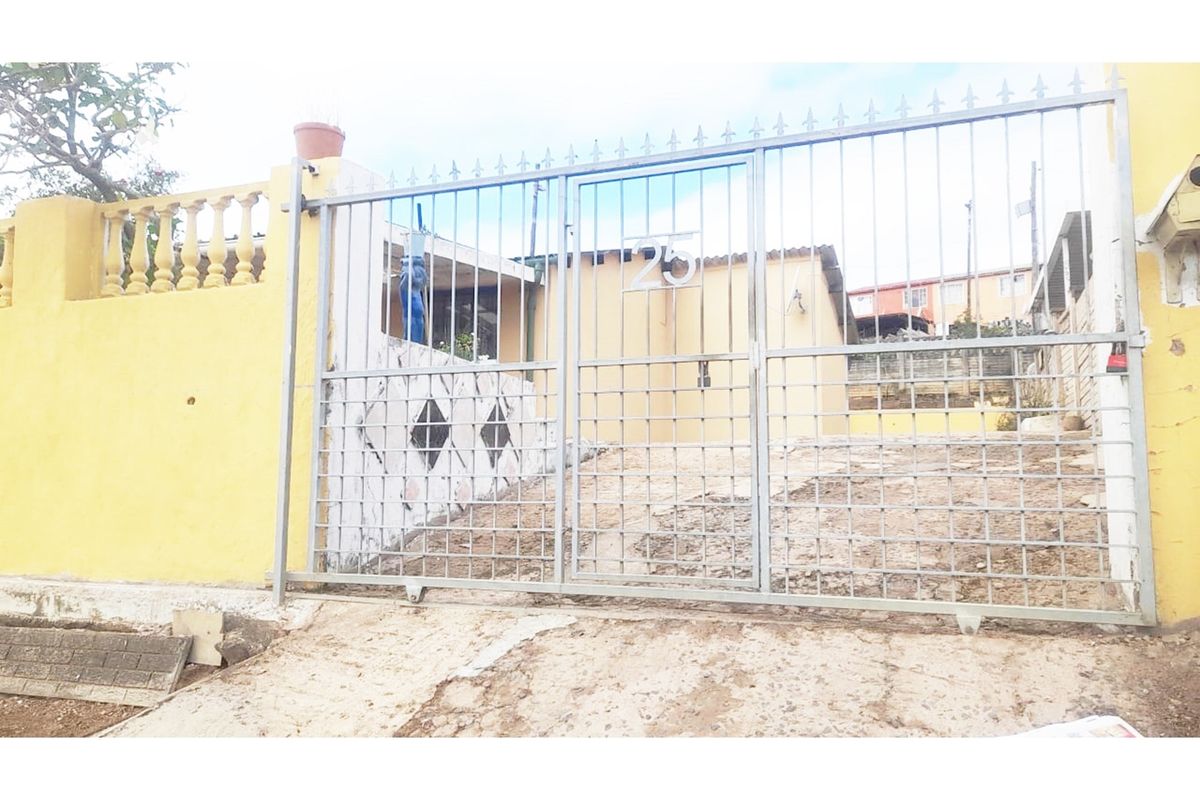 "Charming 3-Bed 1 Bath Home for Sale in Clayfield - Safe Secure Home! 305sqm - Photo 3