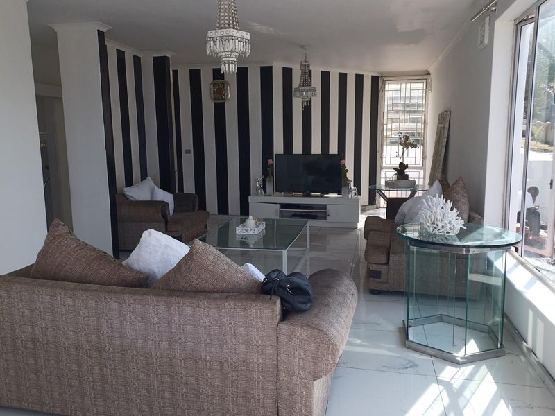 Stunning modern, 4 Bed,2 Bath house for sale  in mobeni heights - Photo 7