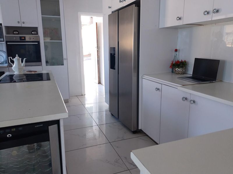 Stunning modern, 4 Bed,2 Bath house for sale  in mobeni heights - Photo 8