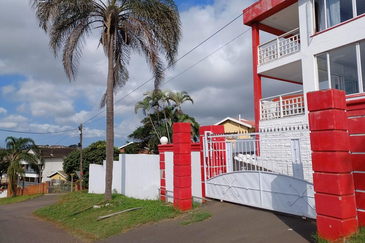 Stunning modern, 4 Bed,2 Bath house for sale  in mobeni heights - Photo 2