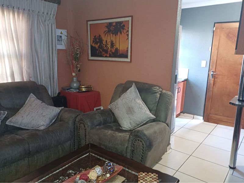 "Charming 3-Bed Home in Vibrant Witpoortjie" - Photo 3