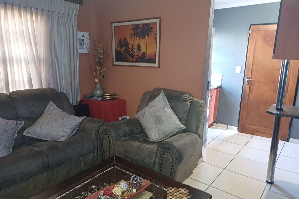 "Charming 3-Bed Home in Vibrant Witpoortjie" - Photo 3