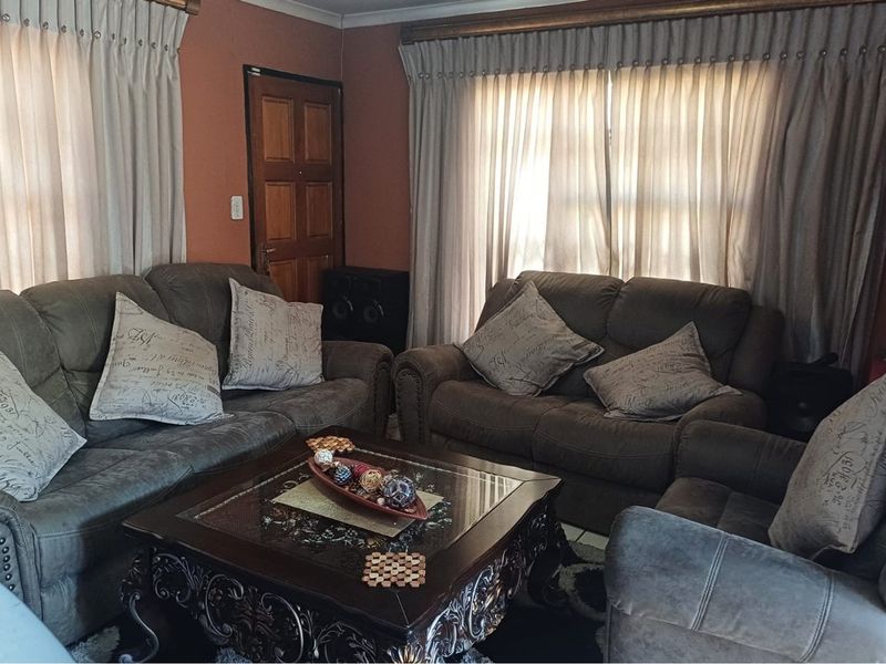 "Charming 3-Bed Home in Vibrant Witpoortjie" - Photo 5