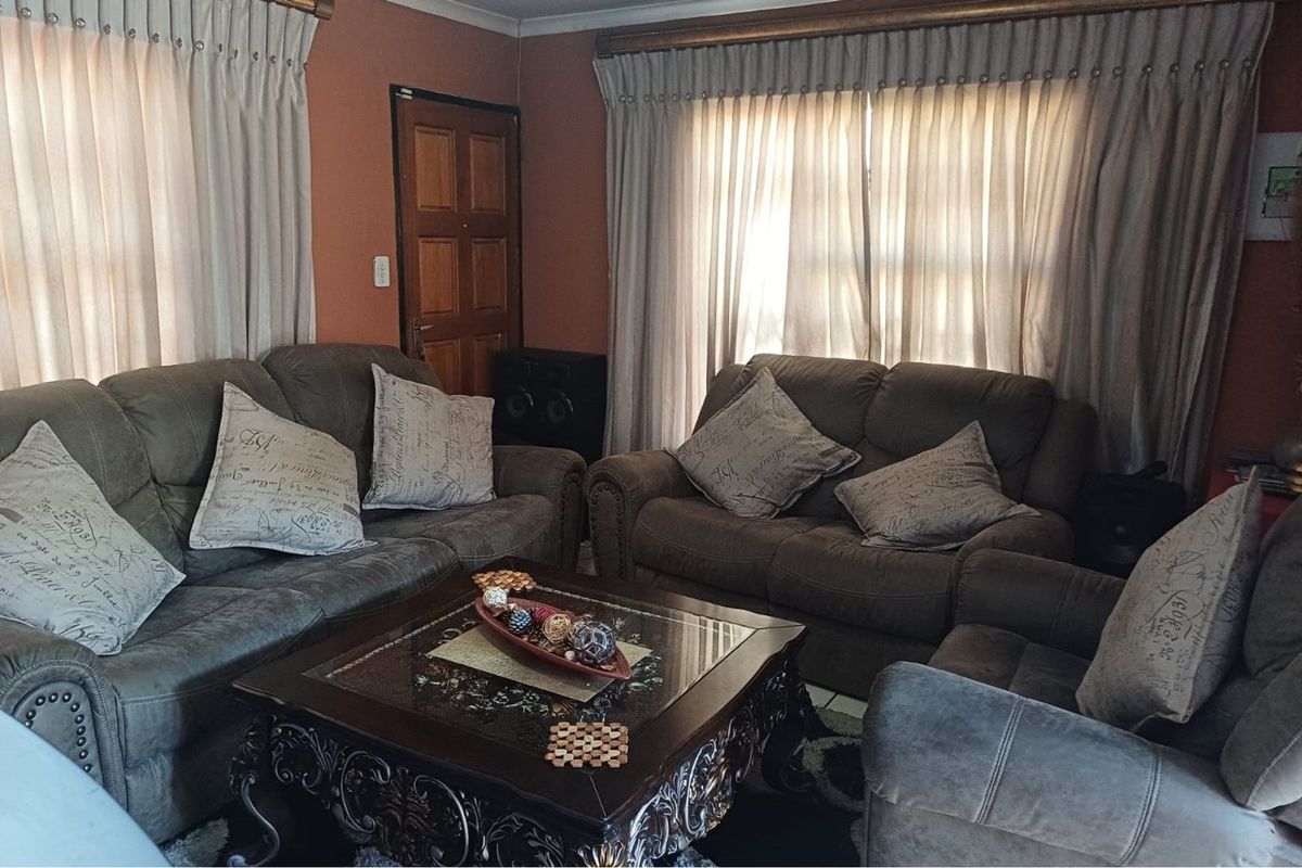 "Charming 3-Bed Home in Vibrant Witpoortjie" - Photo 5