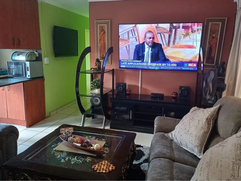 "Charming 3-Bed Home in Vibrant Witpoortjie" - Photo 8