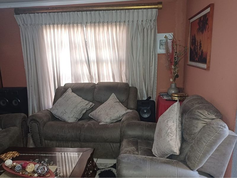 "Charming 3-Bed Home in Vibrant Witpoortjie" - Photo 6