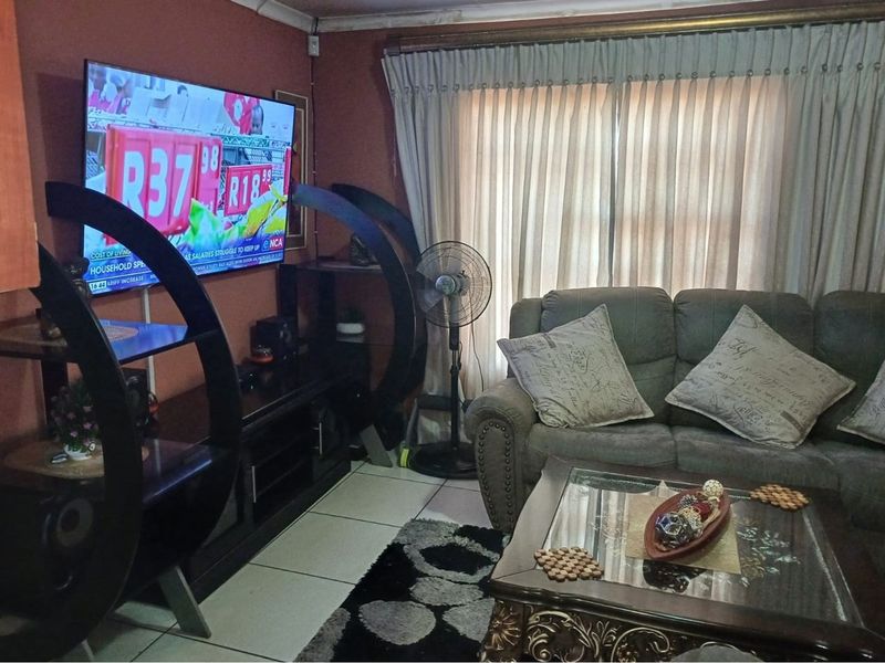 "Charming 3-Bed Home in Vibrant Witpoortjie" - Photo 2