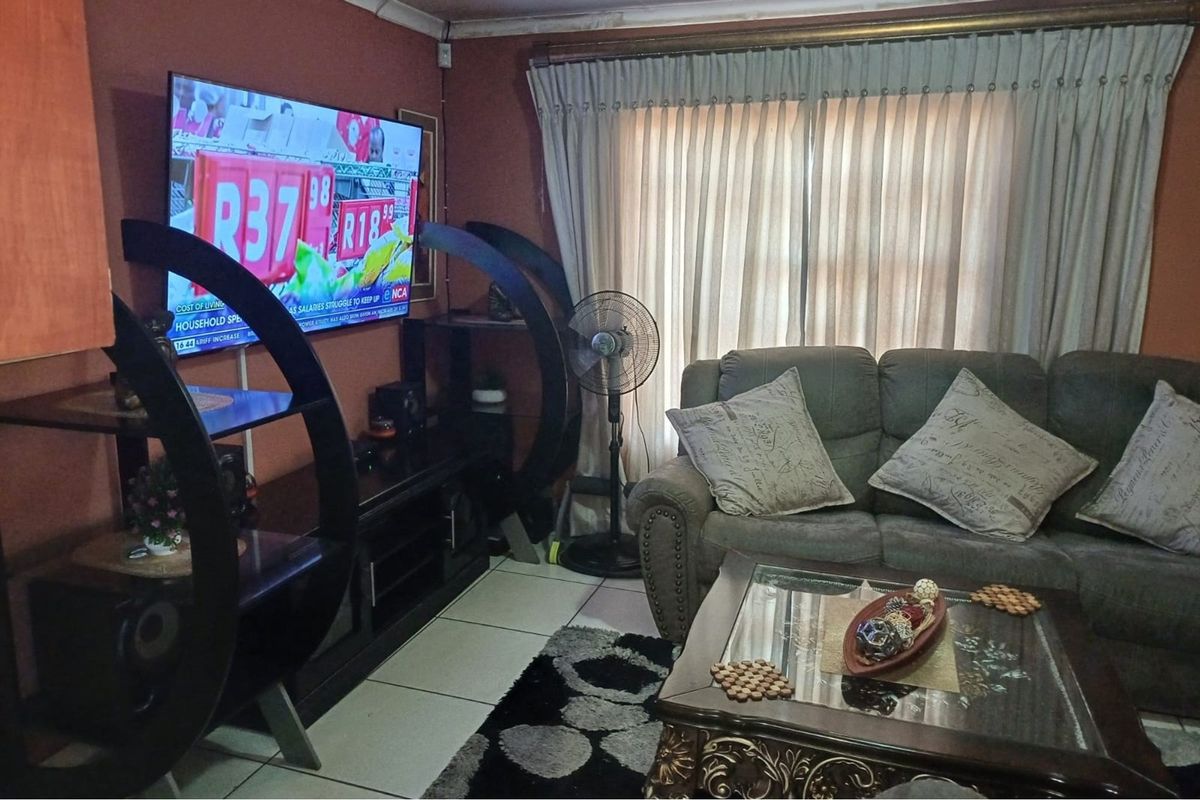 "Charming 3-Bed Home in Vibrant Witpoortjie" - Photo 2