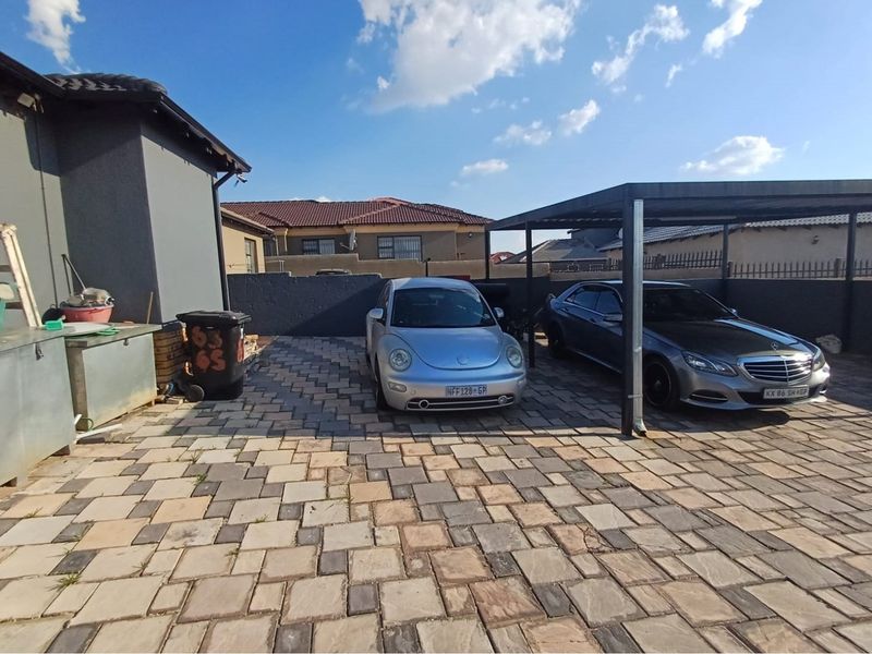 "Charming 3-Bed Home in Vibrant Witpoortjie" - Photo 10